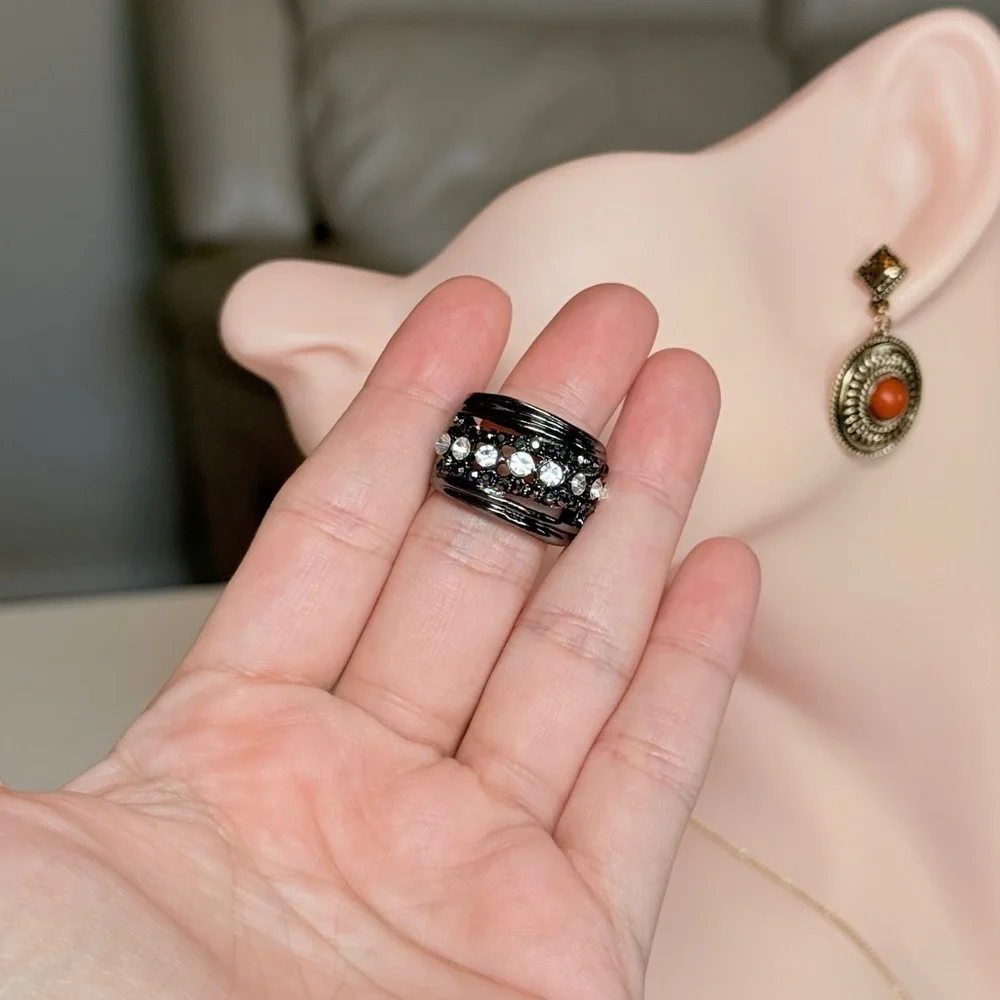 ⚜️ Elegant Black and Silver Crystal Ring